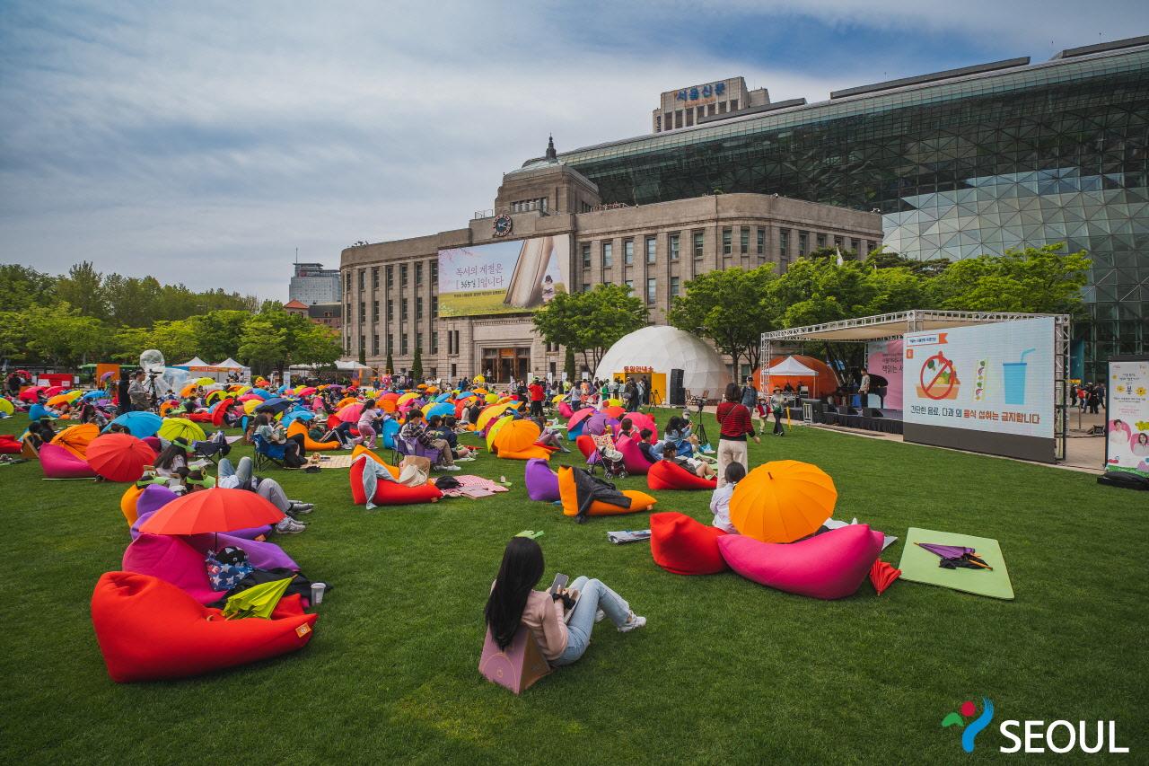 Read in Seoul Plaza: Enjoying Autumn Reading at an Open-Air Library